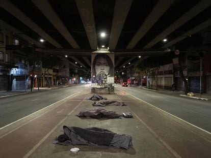 Região do centro de São Paulo, onde moradores de rua fazem fila para dormir na noite e quinta-feira.