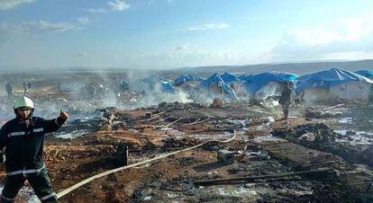 Barracas destruídas após o suposto ataque. A foto foi publicada no Twitter.