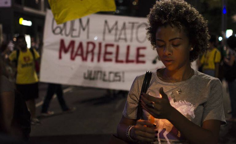 Manifestante durante marcha de protesto contra o assassinato de Marielle Franco, em 2018.