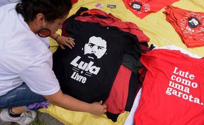 Apoiadora do ex-presidente Lula mostra camiseta com os dizeres 
