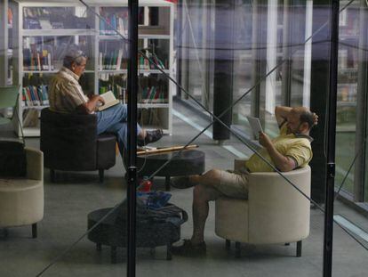 Momentos de leitura numa biblioteca pública.