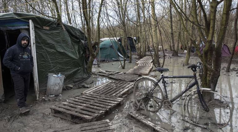 Um homem do Curdistão iraquiano no acampamento de Grande-Synthe (França).