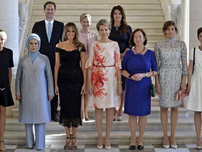 Gauthier Destenay, na segunda fila, ao lado das primeiras-damas na reunião da OTAN em Bruxelas.