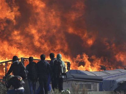 Pessoas observam as chamas nesta quarta-feira em Calais.