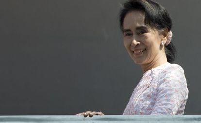 Aung San Suu Kyi, na varanda da sede de seu partido.