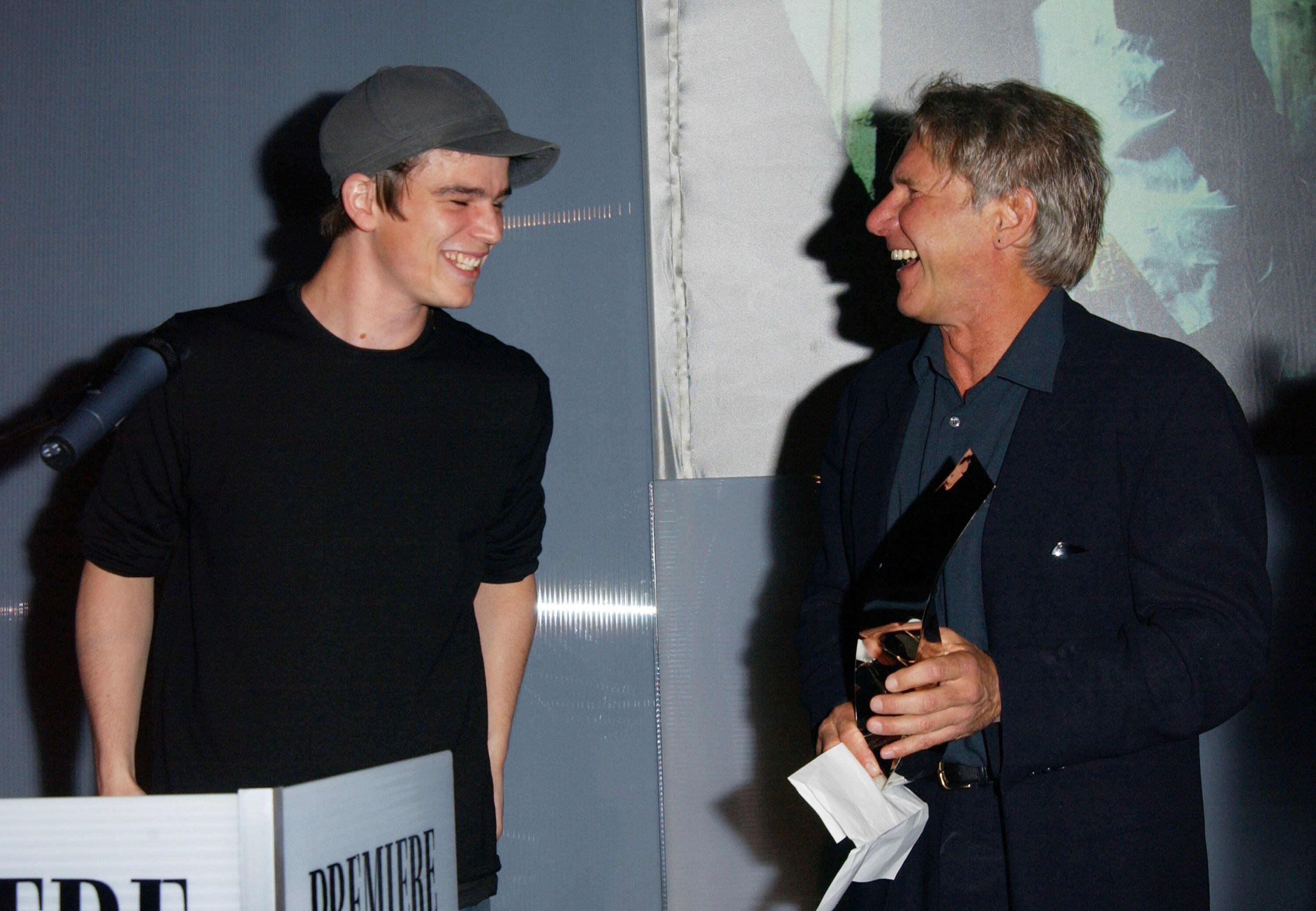 Josh Hartnett e Harrison Ford em um evento para promover 'Divisão de Homicídios'. Na verdade, segundo Hartnett, os sorrisos eram impostados. 
