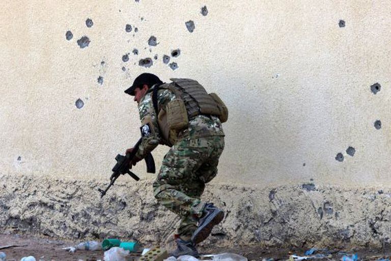 As forças iraquianas combatem o EI perto de Ramadi.