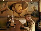 Mural a partir do filme ‘Sede de viver’, de Vincent Minelli, em um bar de Auvers-sur-Oise (França).