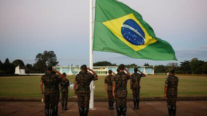 Militares do Exército batem continência para a bandeira do Brasil em frente ao Palácio da Alvorada, residência oficial da Presidência da República, em 7 de julho de 2020.
