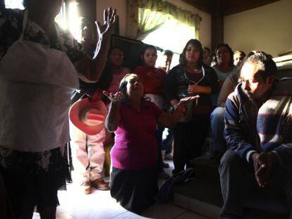 Familiares de Edgar Tamayo rezam em Miacatlán, Morelos
