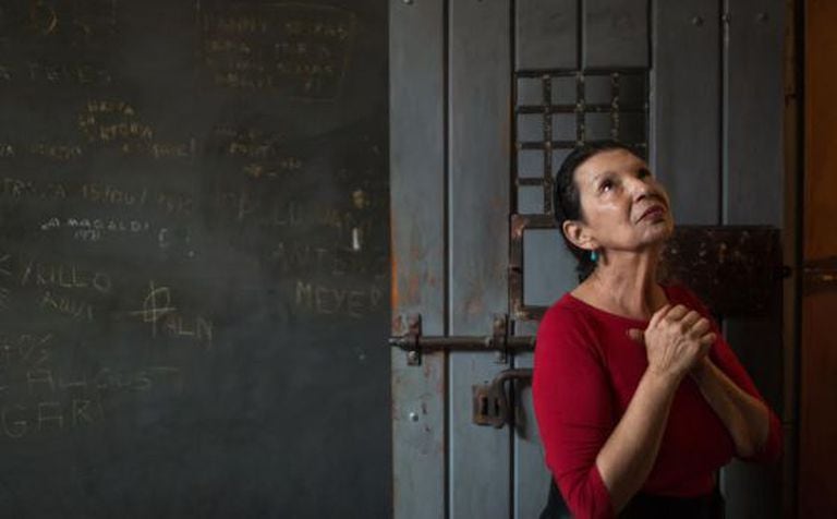 Rose Nogueira, em visita a uma cela do Memorial da Resistência.