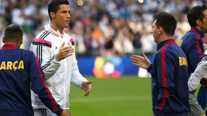 Messi e Ronaldo se cumprimentam antes de um clássico.