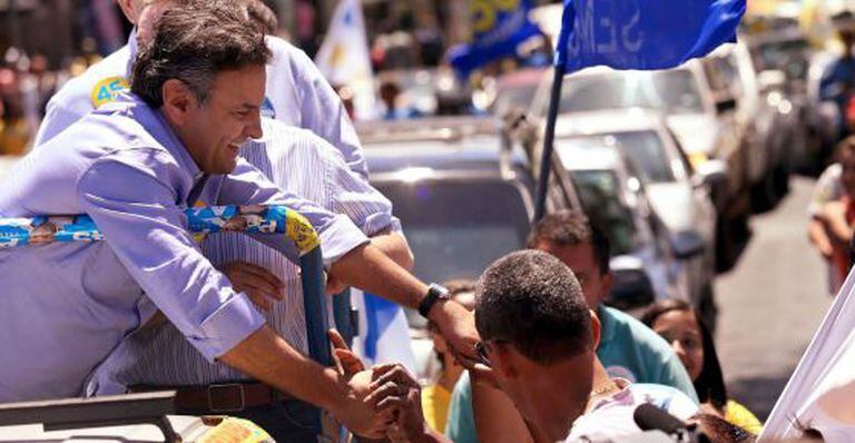 Aécio faz carreata em Minas um dia antes da votação.