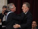 Alberto Fernández, nuevo presidente de Argentina, abraza al presidente saliente, Mauricio Macri, durante el acto de cambio de mando de este martes en el Congreso argentino, en Buenos Aires.