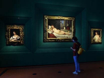 Um visitante em maio de 2021 diante da ‘Vênus de Urbino’, de Tiziano, na Galeria Uffizi em Florença.