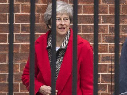 Theresa May abandona o 10 de Downing Street, nesta sexta-feira.