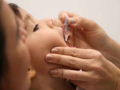 Criança é vacinada na rede pública de Brasília.