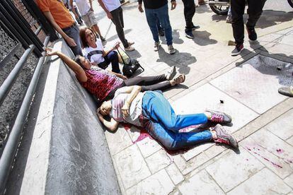 Duas mulheres feridas após um confronto em uma manifestação