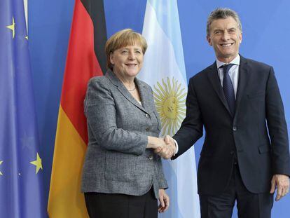 A chanceler Angela Merkel e o presidente argentino Mauricio Macri.