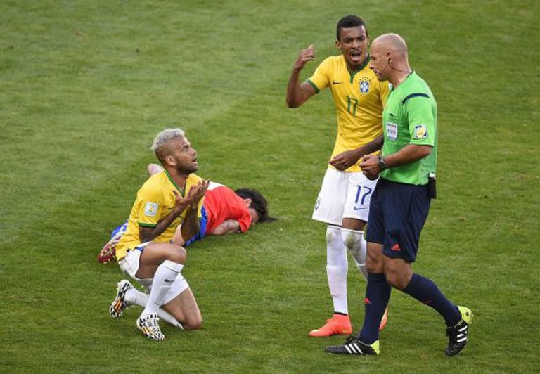 Daniel Alves se ajoelha para argumentar com Webb.