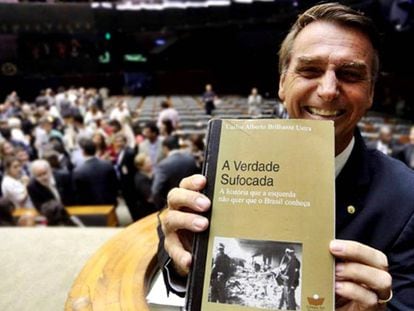 Bolsonaro exibe livro de Carlos Brilhante Ustra no Congresso.