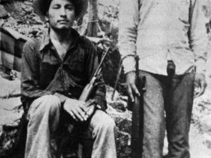 Lucio Cabañas (esquerda), professor de Guerrero e membro do movimento guerrilheiro, em una foto dos anos 1970, acompanhado de Pedro Hernández.