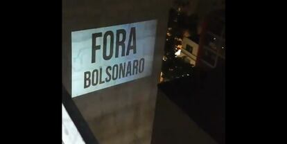 Projeção contra Bolsonaro no bairro de Santa Cecília, em São Paulo.