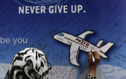 Mulher deixa uma mensagem em um memorial das v&iacute;timas do voo MH 370 em Kuala Lumpur, na Mal&aacute;sia, em mar&ccedil;o de 2016. 