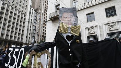 O boneco de Haddad, no 'casamento' com a catraca.