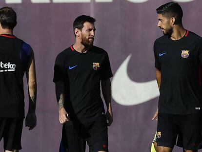 Messi conversa com Luis Suárez no treino do Barça.