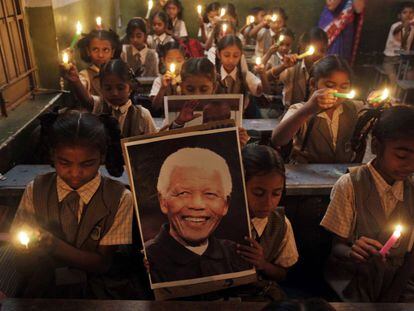 Meninas indianas prestam uma homenagem a Nelson Mandela em uma escola de Ahmedabad (Índia), 6 de dezembro de 2013.