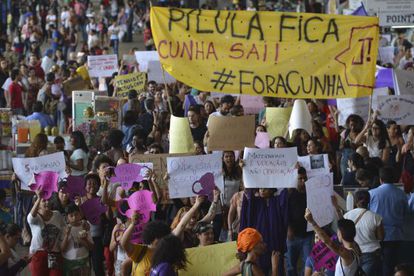 Mulheres marcham pela p&iacute;lula e contra Cunha em SP.