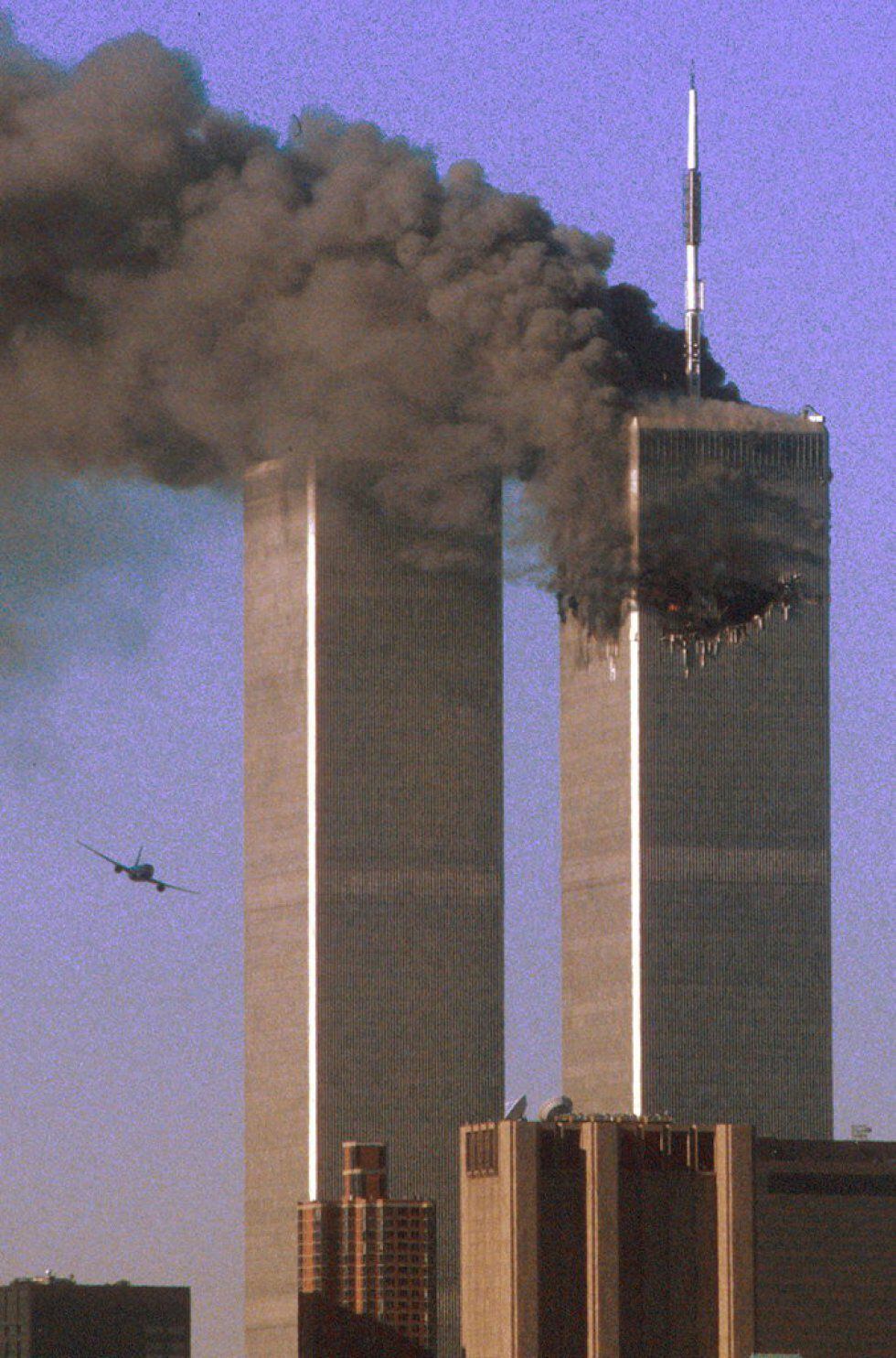 O voo 175 da United Airlines antes de colidir contra a Torre Sul do World Trade Center de Nova York, em 11 de setembro de 2001.