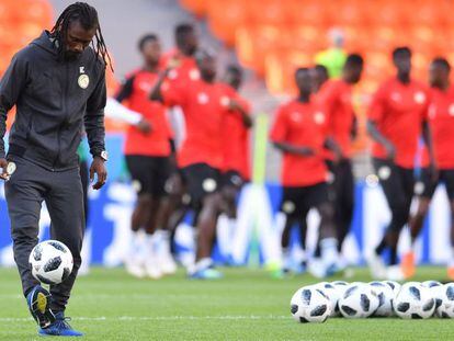 O treinador senegalês Aliou Cisse controla a bola em treino para a partida contra o Japão.