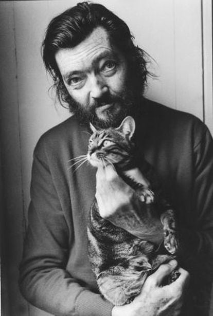 O escritor Julio Cortázar posa com seu gato em 1982.