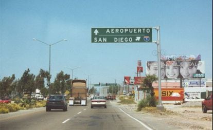 Placa indicativa do aeroporto de Tijuana e da cidade de San Diego.