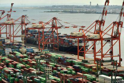 Vista do terminal de contêineres do porto de Tóquio.