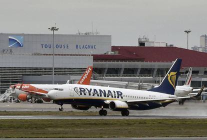 Um avião da Ryanair decola do aeroporto de Toulouse-Blagnac.