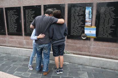 Um veterano das Malvinas recorda seus companheiros mortos na guerra de 35 anos atrás, em frente ao memorial da praça San Martín, em Buenos Aires.