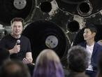 O fundador de SpaceX, Elon Musk, e o multimilionário japonês Yusaku Maezawa nesta segunda-feira.