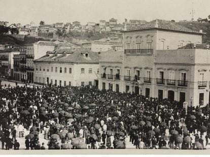 A assinatura da Lei Áurea no Paço Imperial, no Rio de Janeiro, é acompanhada por uma multidão, em 13 de maio de 1888.