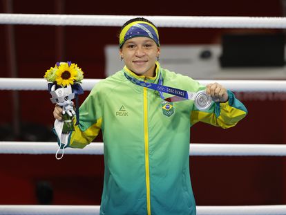Beatriz Ferreira na cerimônia de premiação em que recebeu a medalha de prata na categoria até 60kg do boxe.