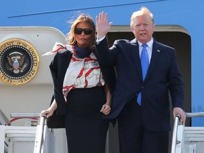 Donald Trump e a primeira-dama, Melania Trump, descem do Air Force One na chegada ao aeroporto de Stansted, em Londres, nesta segunda-feira