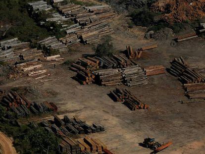 Pilhas de madeira durante a Operação Onda Verde, do Ibama, no sul do Amazonas, em julho 2017.