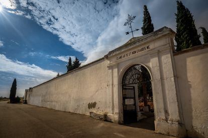 Portão do cemitério de Belchite, onde foi achada a vala comum. 