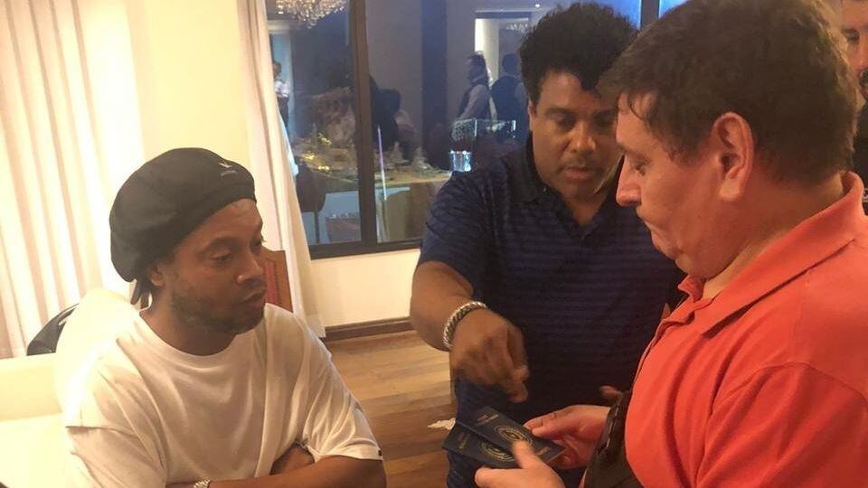 Policiais verificam documentos no quarto e hotel onde Ronaldinho está hospedado. 