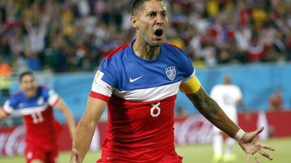 Clint Dempsey celebra nesta segunda-feira o primeiro gol para os Estados Unidos.