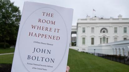 Exemplar de ‘The Room Where It Happened’, as memórias de John Bolton, nesta quinta-feira em frente à Casa Branca.