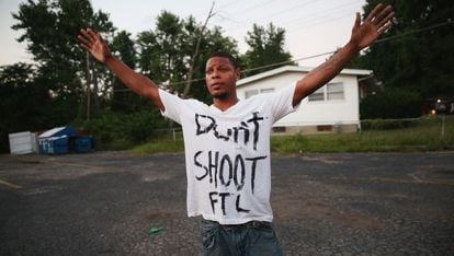 Um jovem protesta nas ruas de Ferguson.