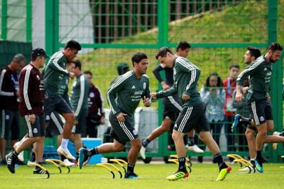 O jogador Carlos Vela, da seleção do México, no último treino antes do jogo de estreia na Copa contra a Alemanha. 